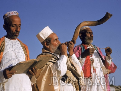 alfred eisenstaedt indian rabbi blowing the shofar horn on the jewish sabbath