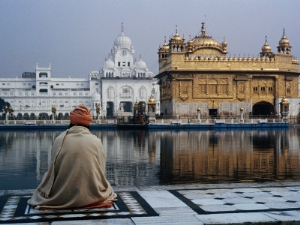 anthony plummer sikh man meditating in front of the golden temple amritsar india