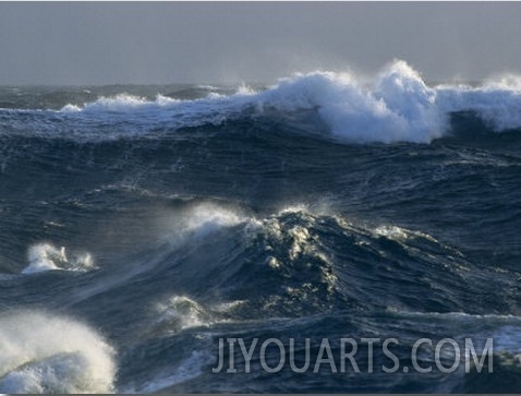 Large Waves Characterize the Southern Ocean Surrounding Antarctica